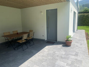 Eingang und Terrasse EG